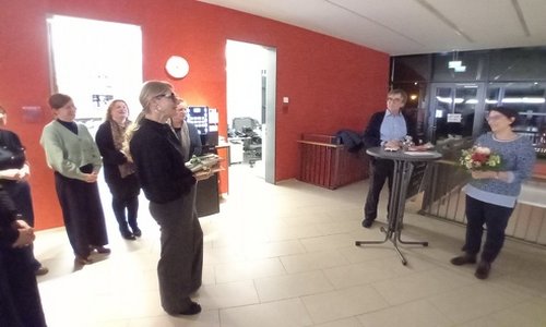 Die Mitarbeiter übergeben ihrer Chefin Gudrun Reißer (neben Vorstand Paul Soldner) ein sehr persönliches Geschenk. 