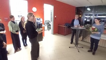 Die Mitarbeiter übergeben ihrer Chefin Gudrun Reißer (neben Vorstand Paul Soldner) ein sehr persönliches Geschenk. 