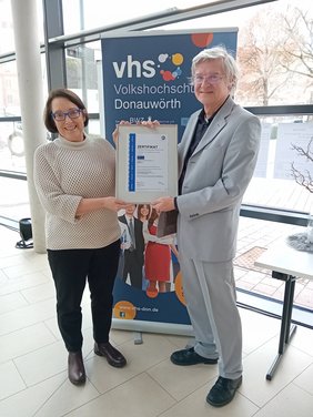 Geschäftsführerin Gudrun Reißer und InES-Leiter Prof. Dr. Joachim Grzega freuen sich über die erneute Zertifizierung.