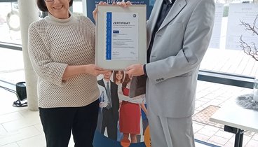 Geschäftsführerin Gudrun Reißer und InES-Leiter Prof. Dr. Joachim Grzega freuen sich über die erneute Zertifizierung.