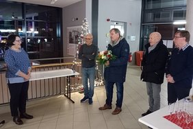 Die übrigen Mitglieder der Vorstandschaft überreichen Gudrun Reißer einen Blumenstrauß.